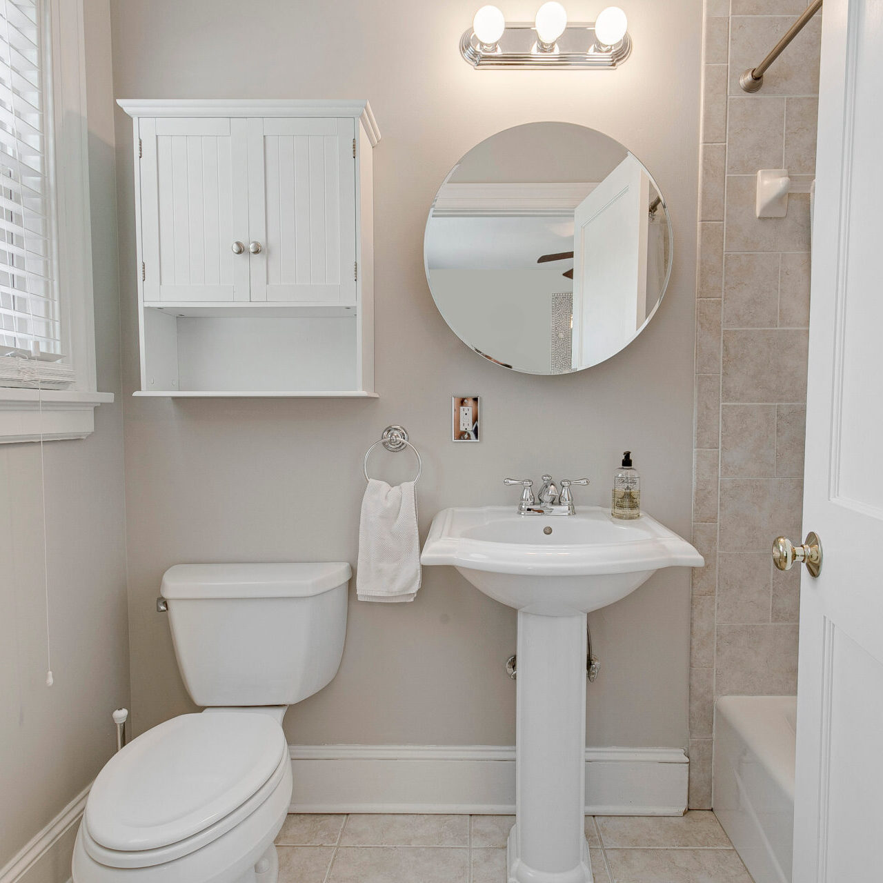 Luxury Interior Bathroom Single Vanity Pedestal Sink Luxury Interior Bathroom Single Vanity Pedestal Sink